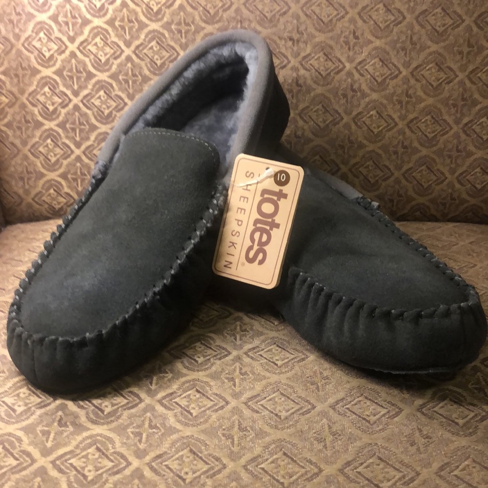 New TOTES 100%  GENUINE Sheepskin slippers / moccasins